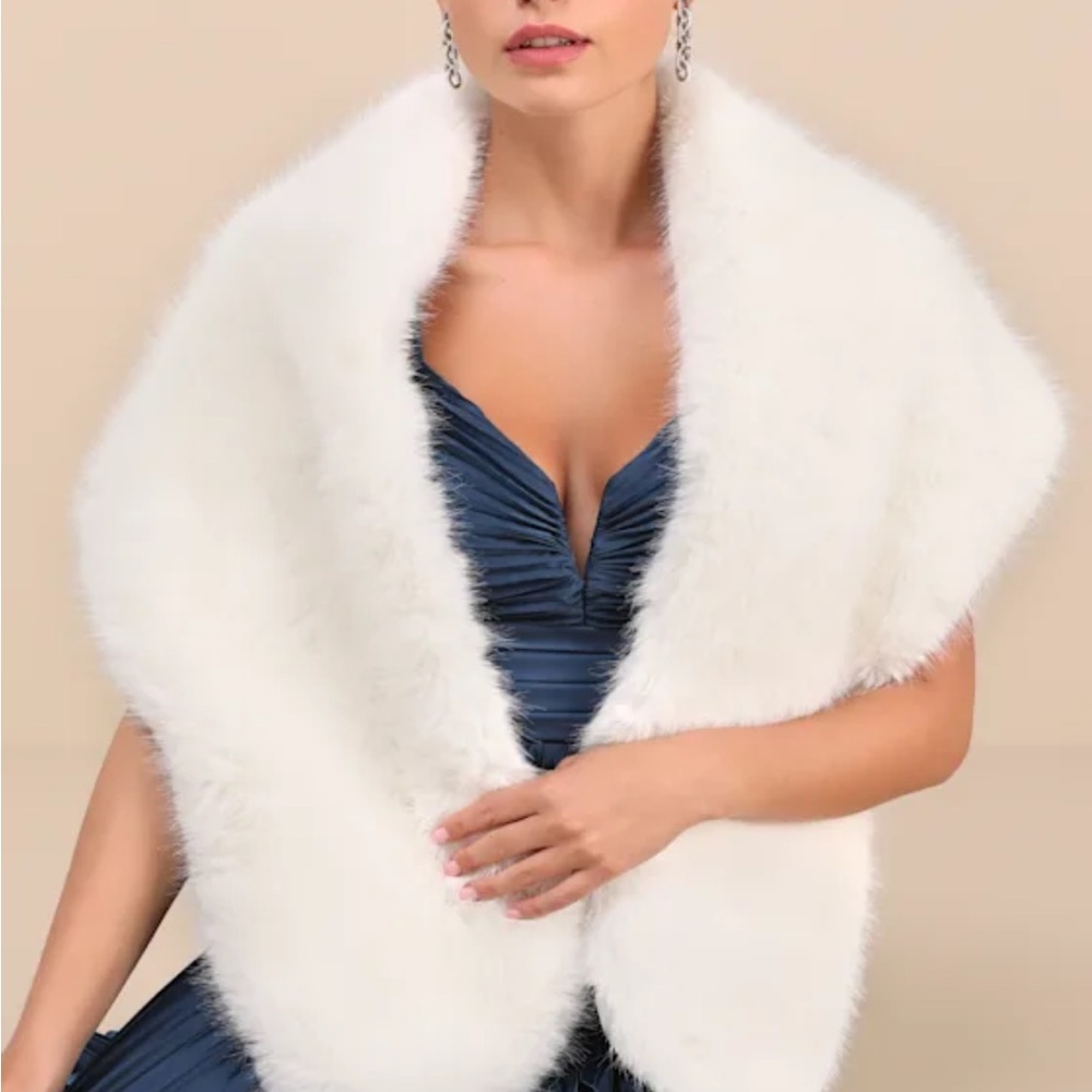 Elegant Faux Fur Scarf in Cream